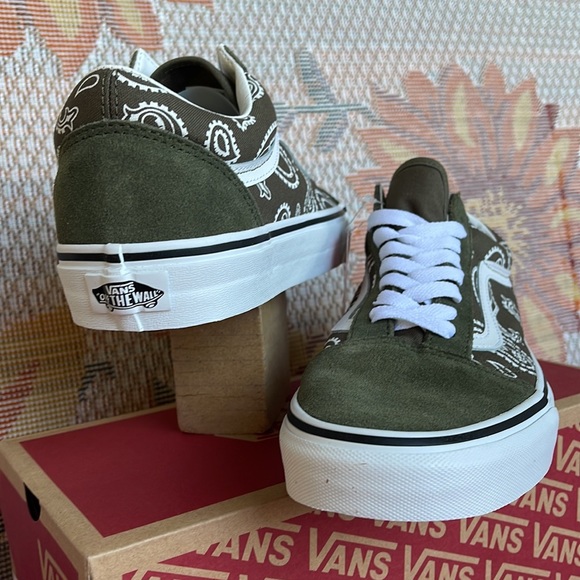 Vans Men’s Old Skool
(Peace Paisley) Grape Leaf 
VN0A5KRFBOF sneakers - Picture 2 of 16